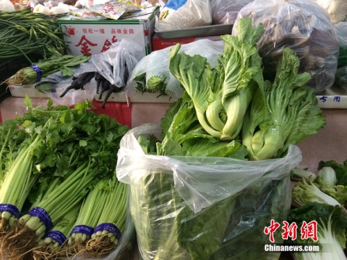 北京某便民超市銷售的蔬菜。<a target='_blank' href='http://www.chinanews.com/' >中新網(wǎng)</a> 邱宇 攝