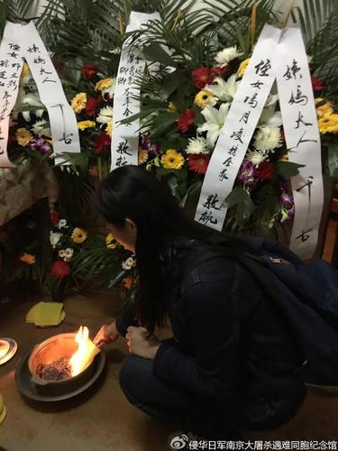 [又一位南京大屠殺幸存者去世 為不應沉沒的真相轉發(fā)！]據@侵華日軍南京大屠殺遇難同胞紀念館10日晚，任靜萍老人靜靜地走了。當年南京淪陷后，她被日軍的炮彈炸傷，尾骨受傷，父親下落不明…隨著任奶奶的去世，登記在冊的南京大屠殺幸存者僅剩下111位。他們，每一個都是鐵證！轉發(fā)，讓真相永不沉沒！