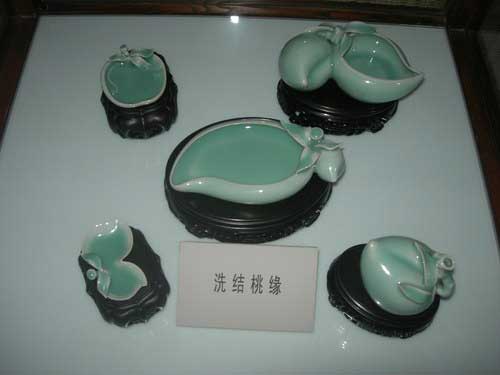 16 李震近期作品-洗結(jié)桃緣(洗結(jié)桃緣之組合，是從龍泉窯南宋至明代桃型洗中的經(jīng)典器型組合而成，表達(dá)了歷代文人的生活情趣和審美理念)