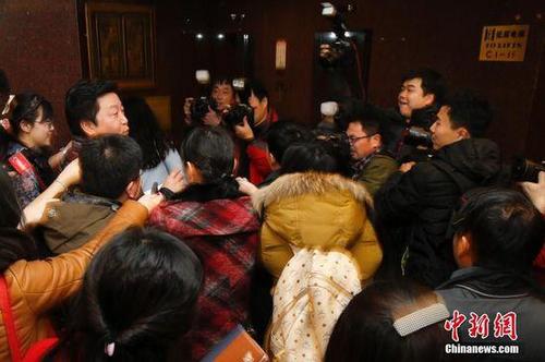 政協(xié)委員趙寶剛被記者圍堵追問(wèn)