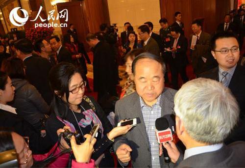 3月3日，在全國政協(xié)十二屆二次會議開幕會結(jié)束后，全國政協(xié)委員莫言接受記者采訪。（人民網(wǎng)記者林露攝）