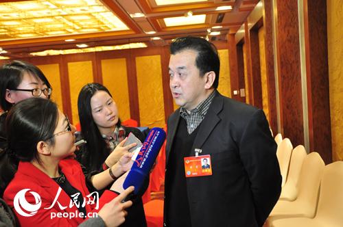 黃宏委員接受媒體采訪。（記者 孫婷婷攝）