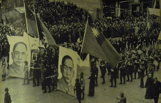 1938年，漢口的主要街道上，童子軍們和士兵們扛著孫中山像游行以示抗日決心，隊(duì)伍的最后跟著漢口的市民。