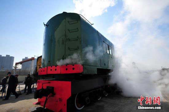 2月20日，火車(chē)司機(jī)登上“古董級(jí)”火車(chē)——Z151型蒸汽抓斗吊車(chē)。