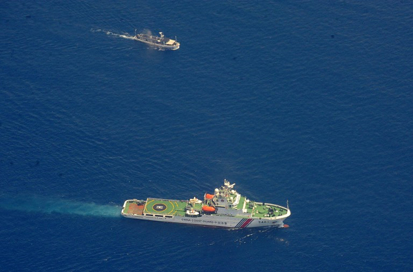 中國(guó)海警船與菲律賓軍隊(duì)漁船在仁愛礁激烈對(duì)峙3