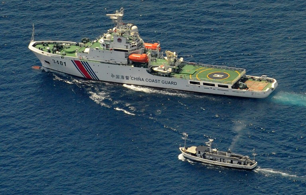 中國(guó)海警船與菲律賓軍隊(duì)漁船在仁愛礁激烈對(duì)峙2