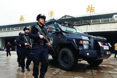 南京特警在火車站持槍巡邏。 于英杰攝
