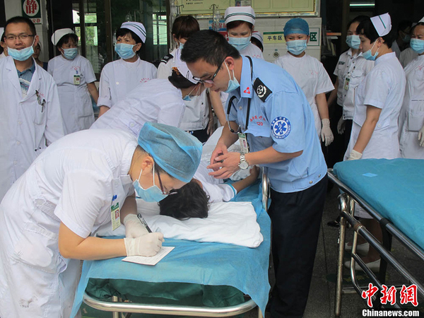 海南一小學(xué)組織春游發(fā)生車禍-致8名學(xué)生當(dāng)場死亡4