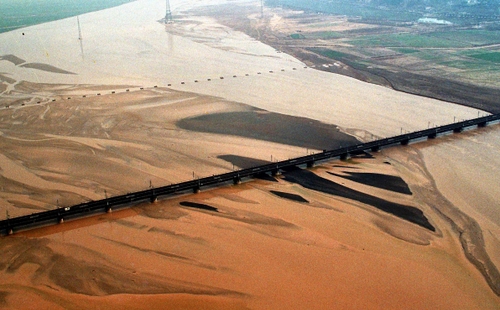 從空中拍攝的京廣鐵路鄭州黃河大橋（資料照片，1989年攝）。