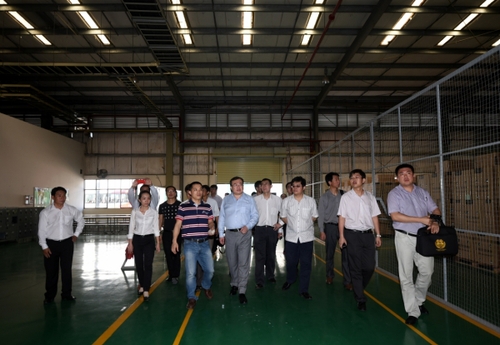 5月21日，在越南胡志明市，中國政府工作組組長、外交部部長助理劉建超（前中）考察美的公司生產(chǎn)車間。