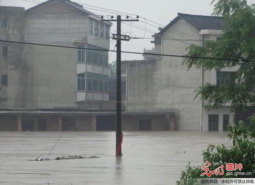 2014年5月25日，湖南省邵東縣大禾塘街道辦事處里安村群眾房屋在洪水中被淹。