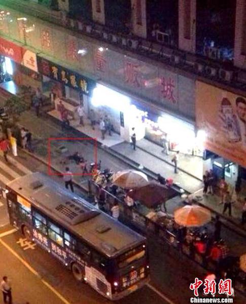 圖為砍人現(xiàn)場，畫紅圈處一男子已經(jīng)當(dāng)場死亡?！＄娦馈z