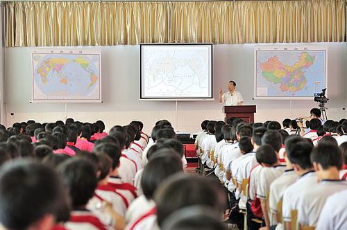 2014年5月28日，溫家寶在六道河中學作《與中學生談地理》講座現(xiàn)場一瞥。