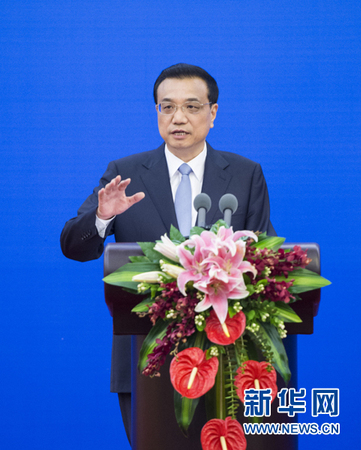 國務(wù)院總理李克強(qiáng)和馬來西亞總理納吉布共同出席并發(fā)表講話。新華社記者王曄攝