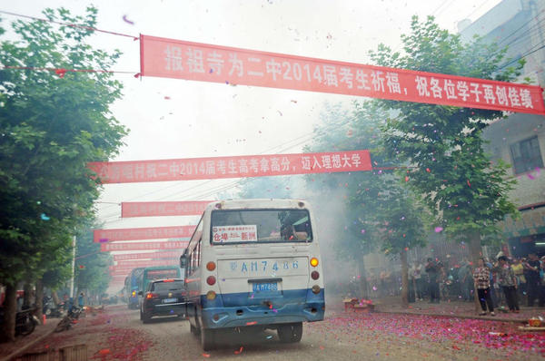 運(yùn)送考生的車輛依次駛出校門，路邊鞭炮點(diǎn)燃，鑼鼓喧天。