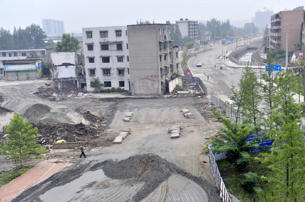 成都現(xiàn)最牛“釘子戶”-半幅公路被腰斬2