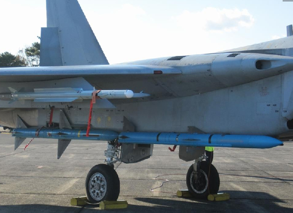 資料圖：F-15J翼下掛載的似乎是AAM-5近距離格斗導彈，也就是圖中F-15J翼下掛點上的型號