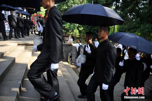 6月12日，2014“中國遠(yuǎn)征軍抗日陣亡將士”公祭活動(dòng)在云南騰沖舉行，從緬甸尋取的中國遠(yuǎn)征軍抗日陣亡將士部分遺骸，歸葬在騰沖國殤墓園中國遠(yuǎn)征軍抗日陣亡將士墓。中新社發(fā) 劉冉陽 攝3