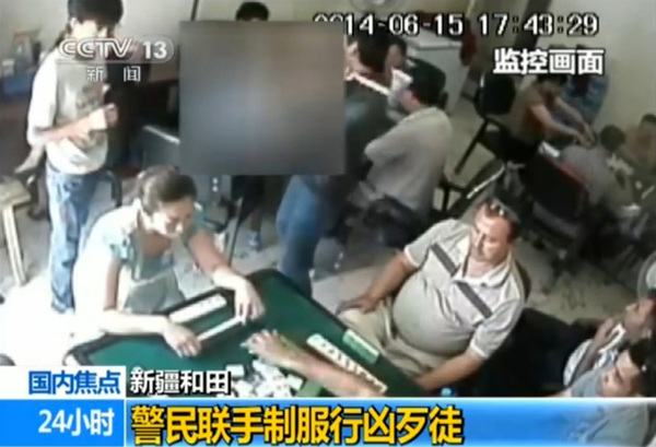 被砍牌客起身反抗，此時(shí)，白衣男子伺機(jī)行動(dòng)。