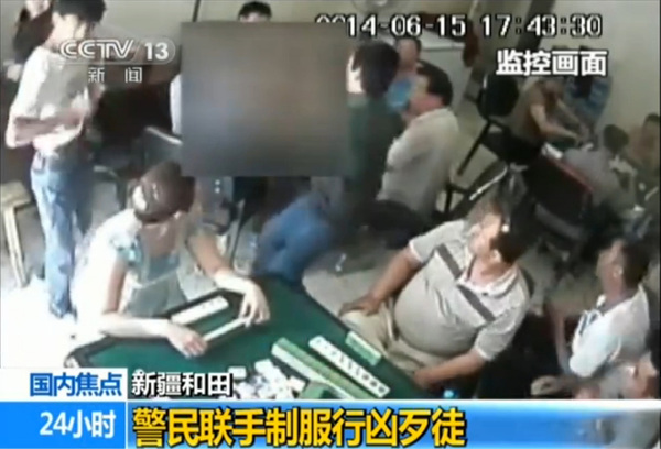 白衣男子從身上抽出斧頭，砍向一位女士。