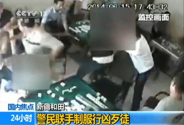棋牌客紛紛起身與歹徒搏斗。