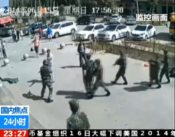 警察趕來(lái)，民眾急忙向其解釋情況。