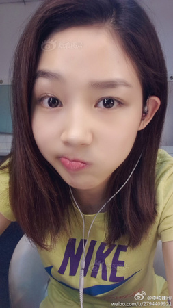 她同時回憶到，上中學(xué)的時候，韓國學(xué)校的足球部（中學(xué)內(nèi)的足球俱樂部）異常受到歡迎，正在進(jìn)行的巴西世界杯，韓國國家隊第一場比賽戰(zhàn)平俄羅斯隊，下場的對手也不弱，卻成了亞洲球隊為數(shù)不多的希望。