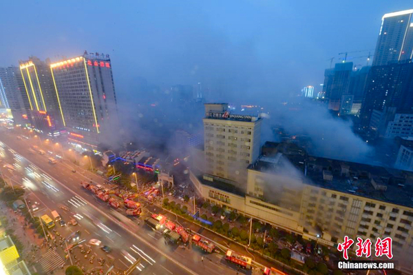 長(zhǎng)沙一商品市場(chǎng)發(fā)生火災(zāi)-大火狂燒7小時(shí)4