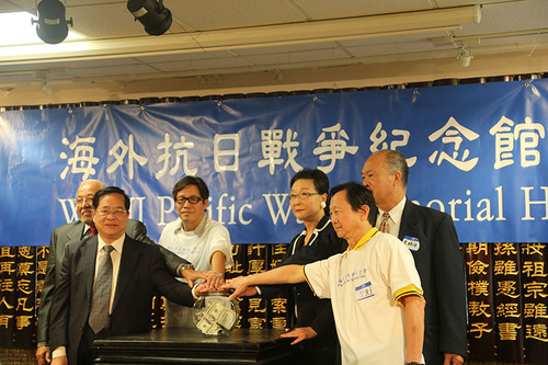 海外抗日戰(zhàn)爭紀念館發(fā)起人方李邦琴（左四）、中國駐舊金山總領館總領事袁南生（左二）美國飛虎隊歷史委員會主席詹姆斯·懷特（左一）及其他籌備委員會成員共同啟動海外抗日戰(zhàn)爭紀念館。（人民網(wǎng) 韓莎莎攝）