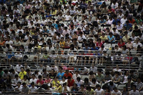 7月15日，山東濟(jì)南，3500名大學(xué)生在體育館上考研輔導(dǎo)課。