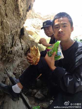 　　為執(zhí)行搜捕任務(wù)七天七夜未下山的新疆民警，一位民警正在吃馕和海帶絲泡菜。