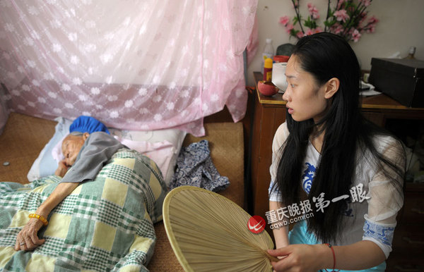 　每天下午這個時候，是她經(jīng)營的串串香餐館開門時間，而這時，外婆萬宗秀仍在床上午睡。外婆受不了空調(diào)，又擔(dān)心她受熱，黃麗華坐在床邊，輕輕地為外婆搖著蒲扇。