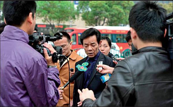 2011年4月7日，浙江省高級(jí)人民法院二審吳英案，吳永正法庭外接受采訪(fǎng)。