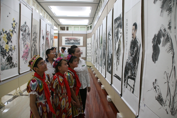 援疆捐贈(zèng)暨書畫創(chuàng)作展等系列文化公益活動(dòng)在烏市舉行。5圖為少數(shù)民族學(xué)生認(rèn)真觀看書畫展覽
