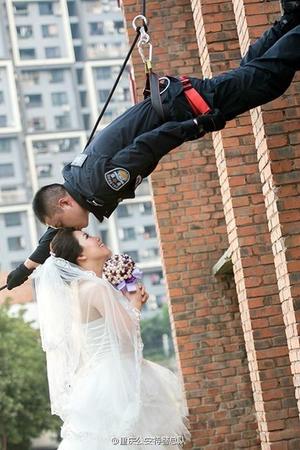 29歲的侯特警即將步入婚姻殿堂，同事用鏡頭定格了他們獨(dú)一無(wú)二的愛(ài)情