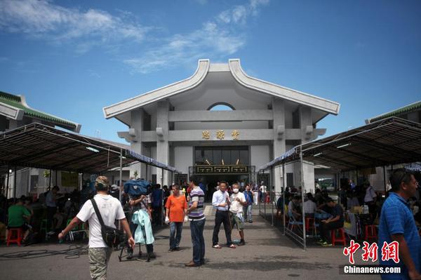 7月25日，臺灣澎湖空難供奉亡者的靈堂外，有許多義工在工作。