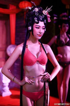 　　女模特身著比基尼，頭部卻是戲曲扮相(網(wǎng)友“檸檬的煙”供圖)