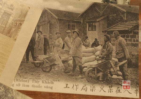 中國人在百年前為世界和平做出的貢獻(xiàn)，不僅應(yīng)受到尊重，更應(yīng)該被世代銘記。這組圖片就是在伊普爾的歐戰(zhàn)華工展上展出的一些華工照片、遺物。圖為華工在兵工廠工作的照片。華工在兵工廠工作的照片。