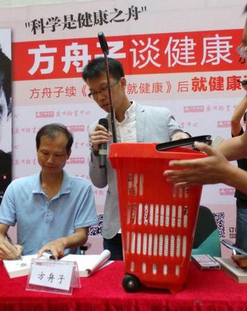 圖：方舟子簽售現(xiàn)場人山人海，五百本很快告罄　　記者方俊明攝