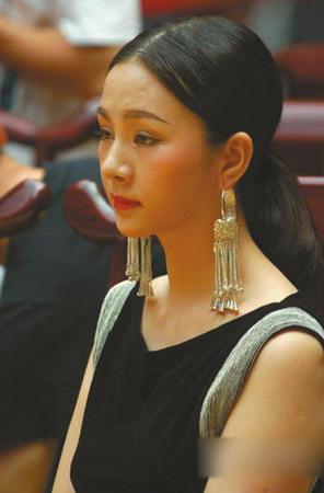 8年后 已經(jīng)成為影視公司老板的“天仙妹妹”在北京出席某活動(dòng)，濃妝亮相