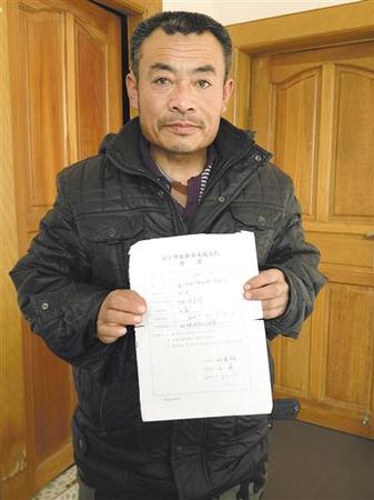 2013年1月，案件一審開庭前，劉剛展示自己的法院傳票。新京報記者 吳偉 攝