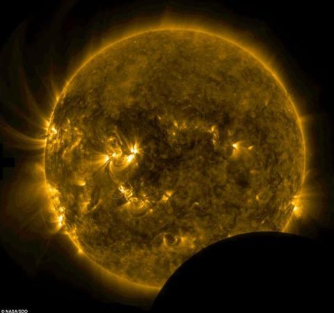 月球從NASA的“太陽動力學(xué)天文臺”與太陽之間經(jīng)過，遮住了太陽的一部分。