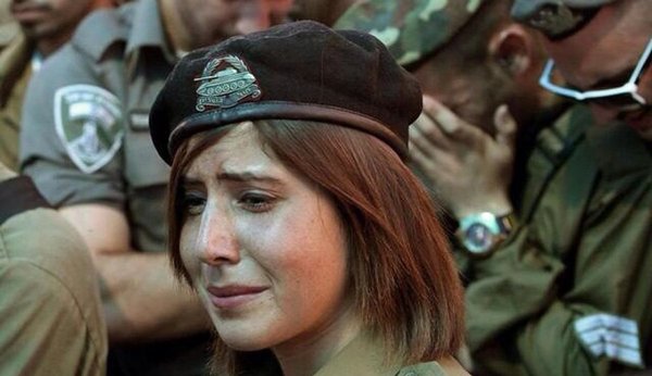 　葬禮上哭泣的以軍女兵。
