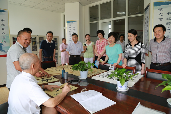 湖北孝感市政協(xié)視察城區(qū)社區(qū)居家養(yǎng)老服務。