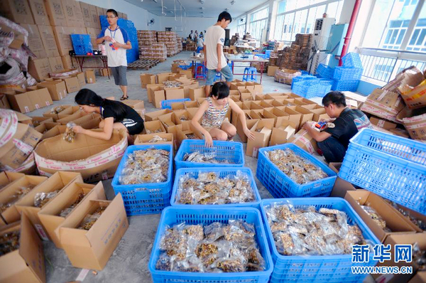 “切糕王子”阿迪力向魯?shù)榈卣馂?zāi)區(qū)捐贈(zèng)5噸切糕3