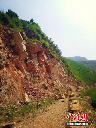 8月6日，地震造成的山體大面積滑坡。中新社發(fā) 楊光振 攝
