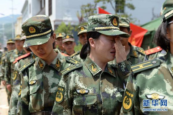 8月8日，幾名云南武警邊防官兵在謝樵的告別儀式上流下了淚水。