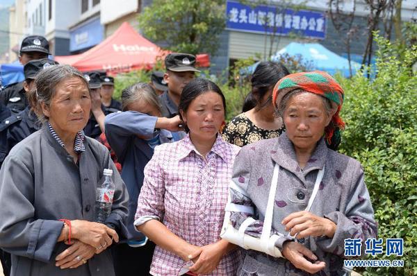 8月8日，魯?shù)榭h龍頭山鎮(zhèn)群眾自發(fā)前往儀式現(xiàn)場(chǎng)為英雄謝樵送行。