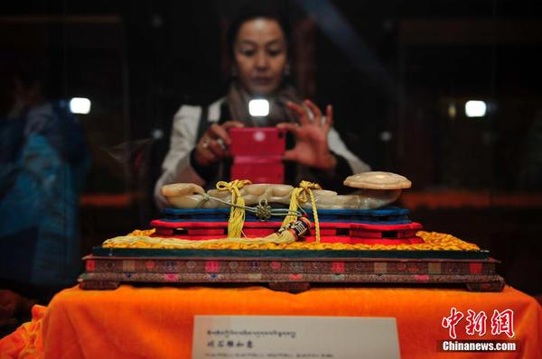 圖為現(xiàn)場展出的玉如意。