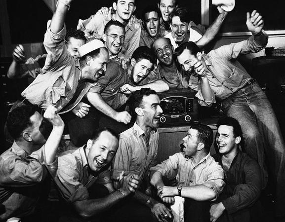 同樣是1945年8月15日，在夏威夷珍珠港，美軍水兵們收聽廣播，在聽到東京廣播電臺宣布日本已經(jīng)接受波茨坦投降條件時歡呼雀躍。